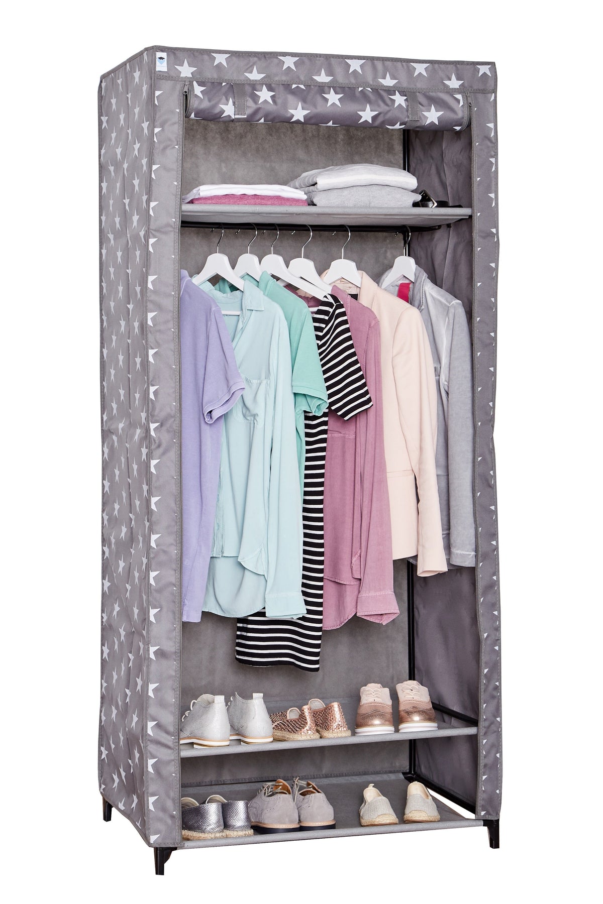 Stoffschrank mit Kleiderstange voller aufgehängter Kleidung