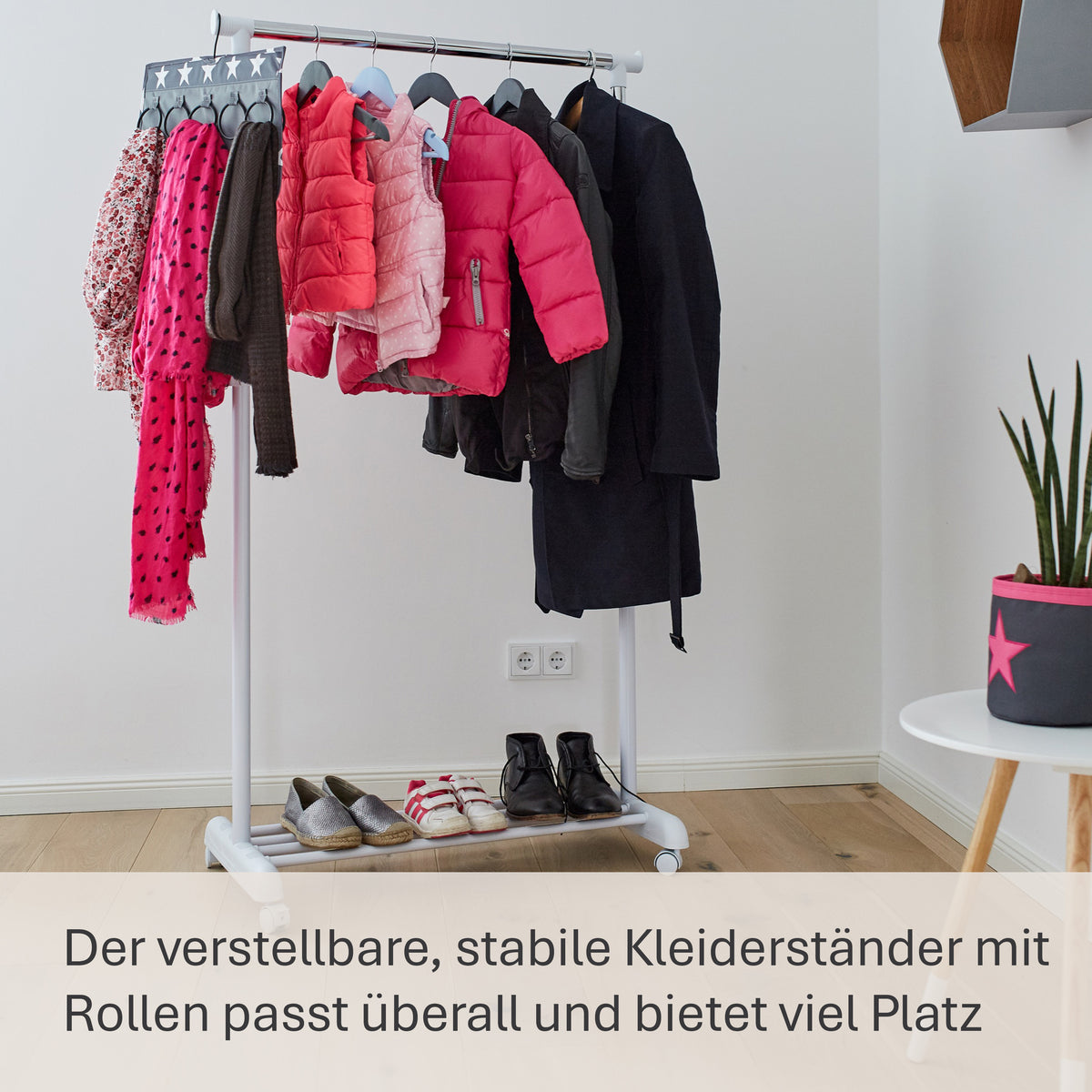Kleiderständer auf Rollen, ausziehbar – PRAKTISCHE HELFER